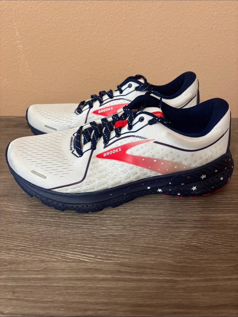 Brooks Adrenaline 21 White, Navy & Red Lace-Up Running Sneakers ladies size 8